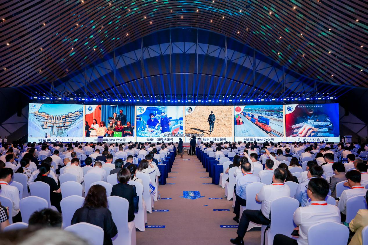 2025年中國網(wǎng)絡(luò)文明大會《走好網(wǎng)上群眾路線百個成績突出賬號推選活動成果》發(fā)布現(xiàn)場。